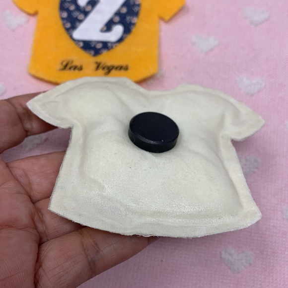 Shirt shaped decorations with Z and Las Vegas/1 is magnet - Picture 6 of 8